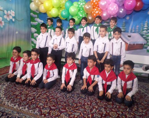 اجرای سرود جمهوری اسلامی در جشن غنچه ها  کلاس خانم خوشنودی