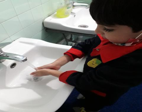 آموزش شست‌و‌شوی دست‌ها توسط مربی بهداشت خانم غفوری_مهرماه