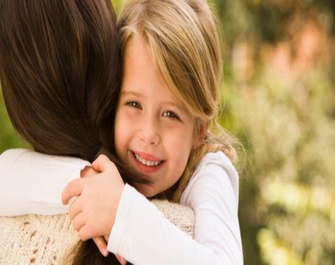 6 عواقب محبت بیش از حد به کودک و 5 روش جبران آن